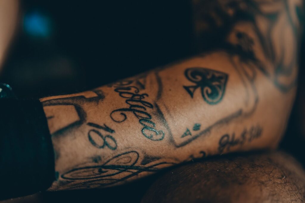 Tatouage en lettres fines sur un avant-bras, vu de près