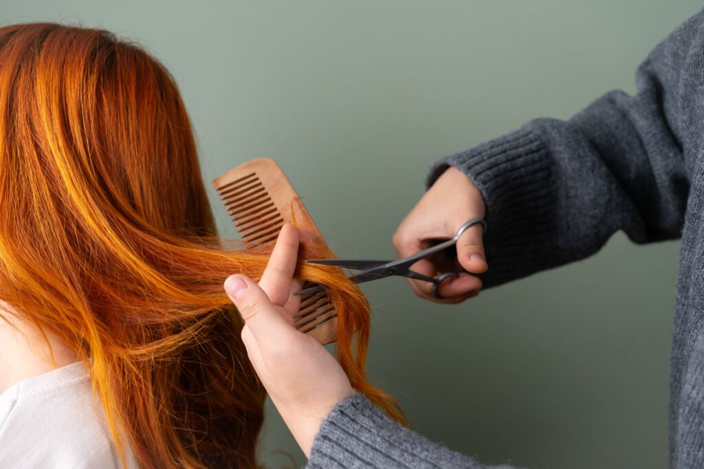 Pointes de cheveux roux coupées aux ciseaux et au peigne
