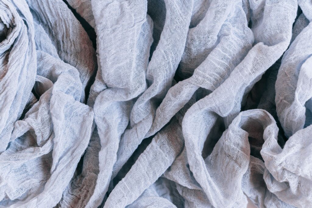 Gros plan sur un tissu de lin froissé aux plis marqués