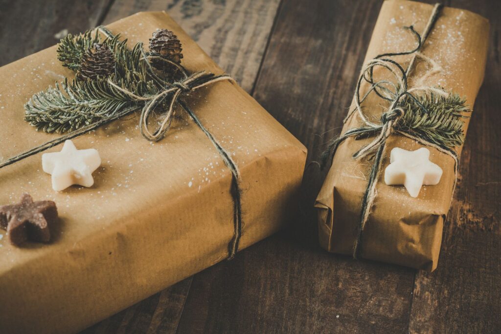 Cadeaux emballés dans du papier kraft, noués de ficelle et de branches de sapin
